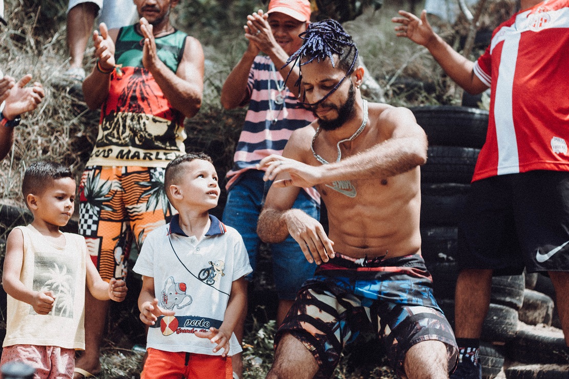 Justiça de Xangô em lançamento do rapper Cafuzo da Baixada na cena ...